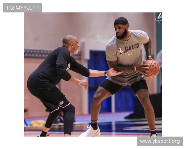 詹姆斯训练画面曝光显示体能储备良好状态积极备战新赛季